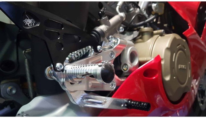 COMMANDE RECULÉES SPIDER PANIGALE V4 18-24 (10.D165)