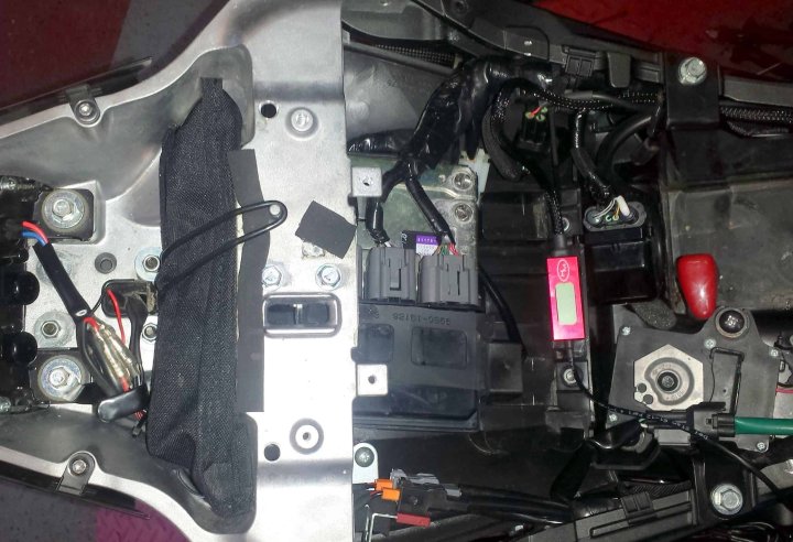 L'ecu se situe dans la cage métallique avec vis a tête autocassante