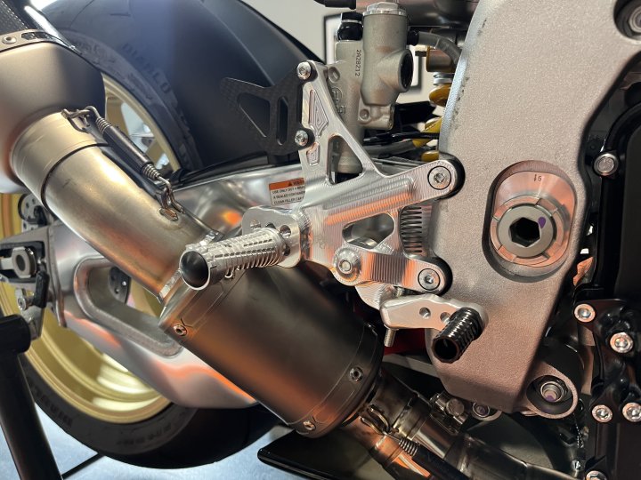 Commandes reculées inversées SPIDER Aprilia RSV4 2017-2025 (10.A172)