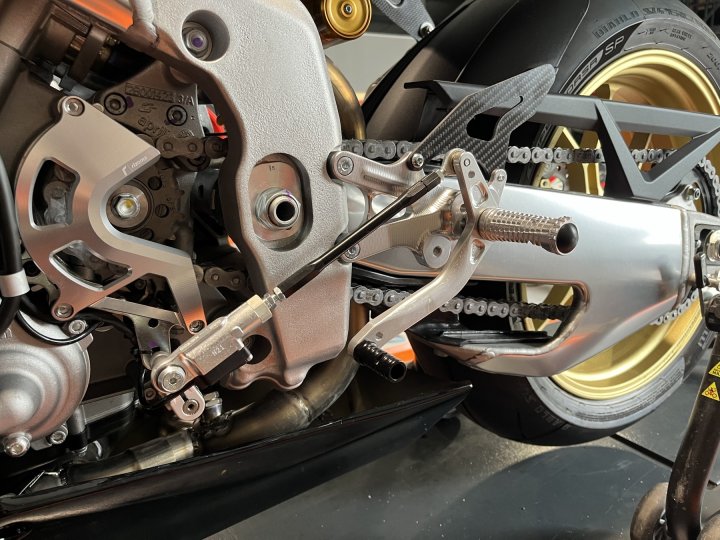 Cache pignon Rizoma Aprilia TUONO V4 / RSV4 09-24 (zap001)