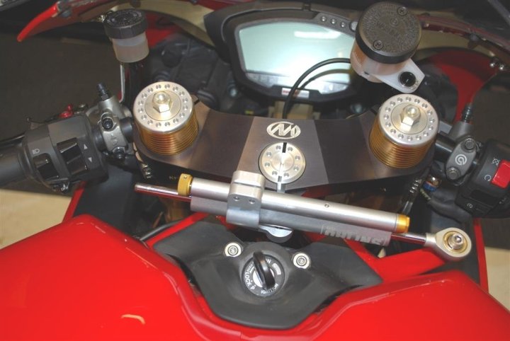 Amortisseur de direction Ohlins pour DUCATI 748 / 996 / 998 / 1098 /1198 (SD031)