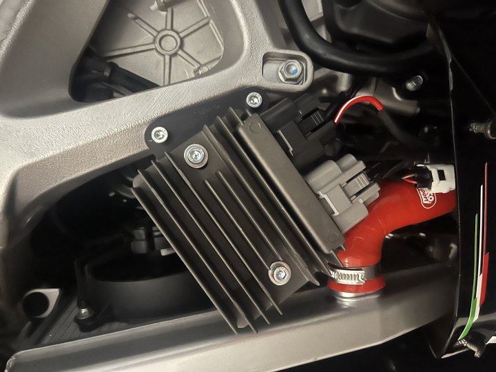 Support de régulateur EVOTECH pour Aprilia RSV4 2021+