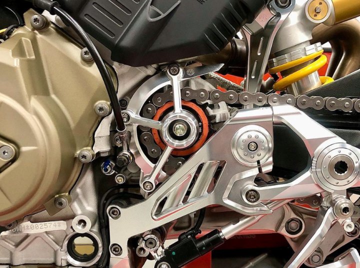 COUVERCLE DE PIGNON EN ALU MOTOCORSE DUCATI PANIGALE V4 / S / R / SP 2018-2025