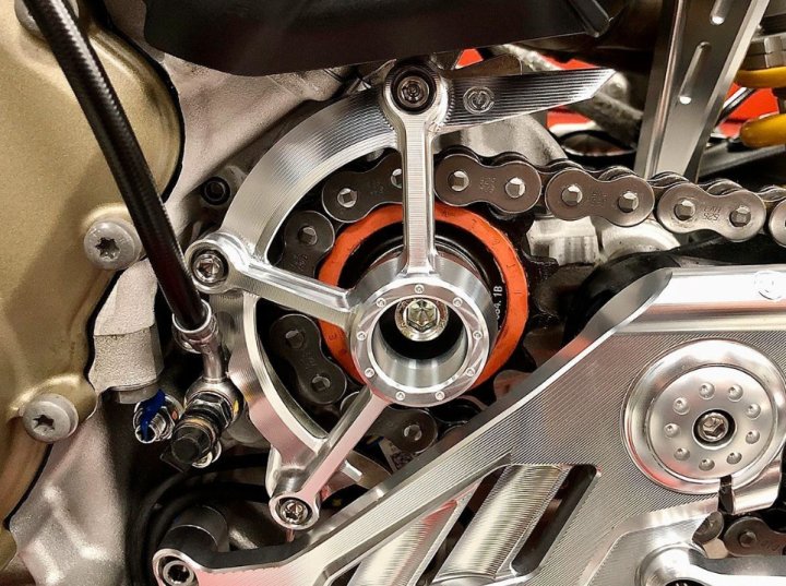 COUVERCLE DE PIGNON EN ALU MOTOCORSE DUCATI PANIGALE V4 / S / R / SP 2018-2025