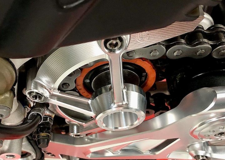 COUVERCLE DE PIGNON EN ALU MOTOCORSE DUCATI PANIGALE V4 / S / R / SP 2018-2025