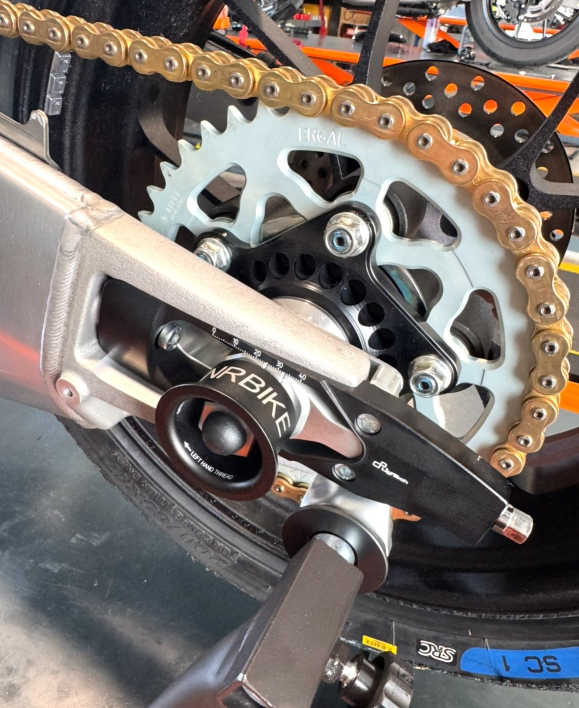 Porte couronne allégé en aluminium Aprilia RSV4 2009-2025