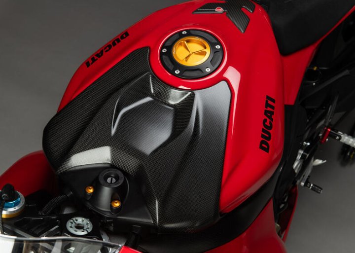 Protection de réservoir LIGHTECH carbone mat pour PANIGALE V4 / V4S 2025