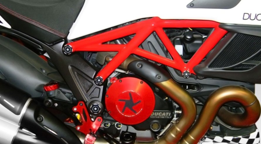COUVERCLE D'EMBRAYAGE ROUGE DIAVEL 1200 (2011 à 2018)