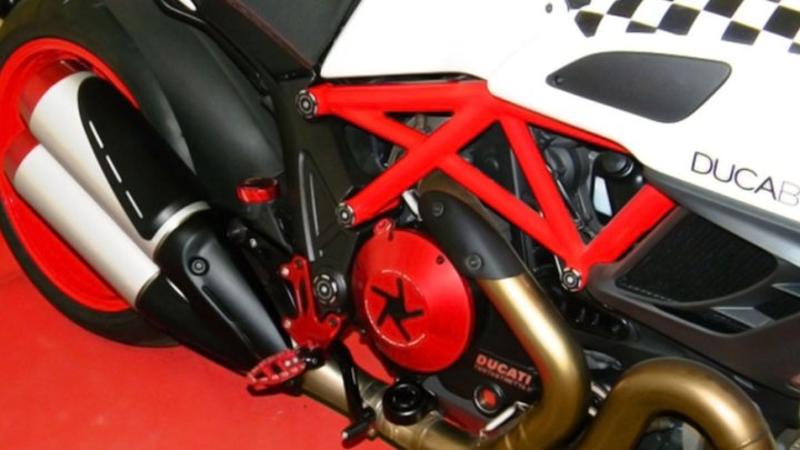 COUVERCLE D'EMBRAYAGE ROUGE DIAVEL 1200 (2011 à 2018)