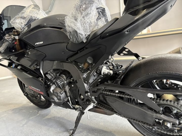 PROTECTION DE BRAS CARBONE YAMAHA R9