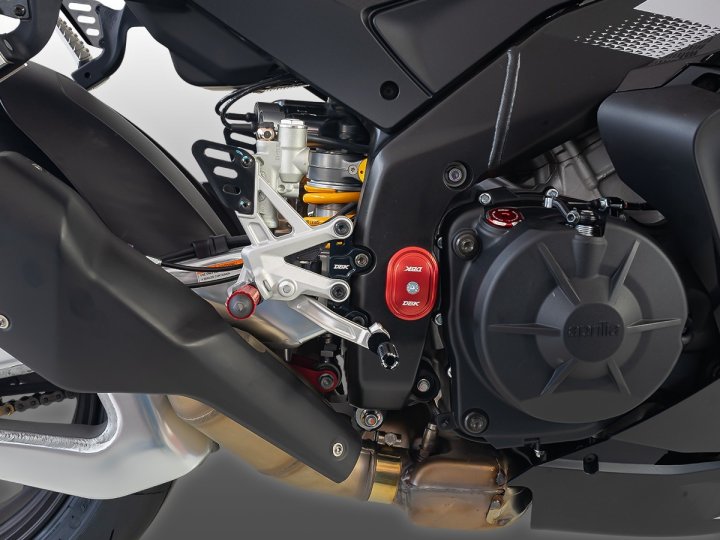 Platines de déport pour repose pied d'origine Aprilia RSV4 2017-2026 (PAC07D)