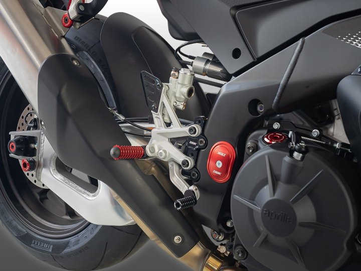 Platines de déport pour repose pied d'origine Aprilia RSV4 2017-2026 (PAC07D)