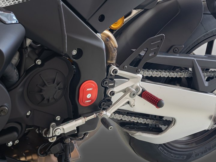 Platines de déport pour repose pied d'origine Aprilia RSV4 2017-2026 (PAC07D)