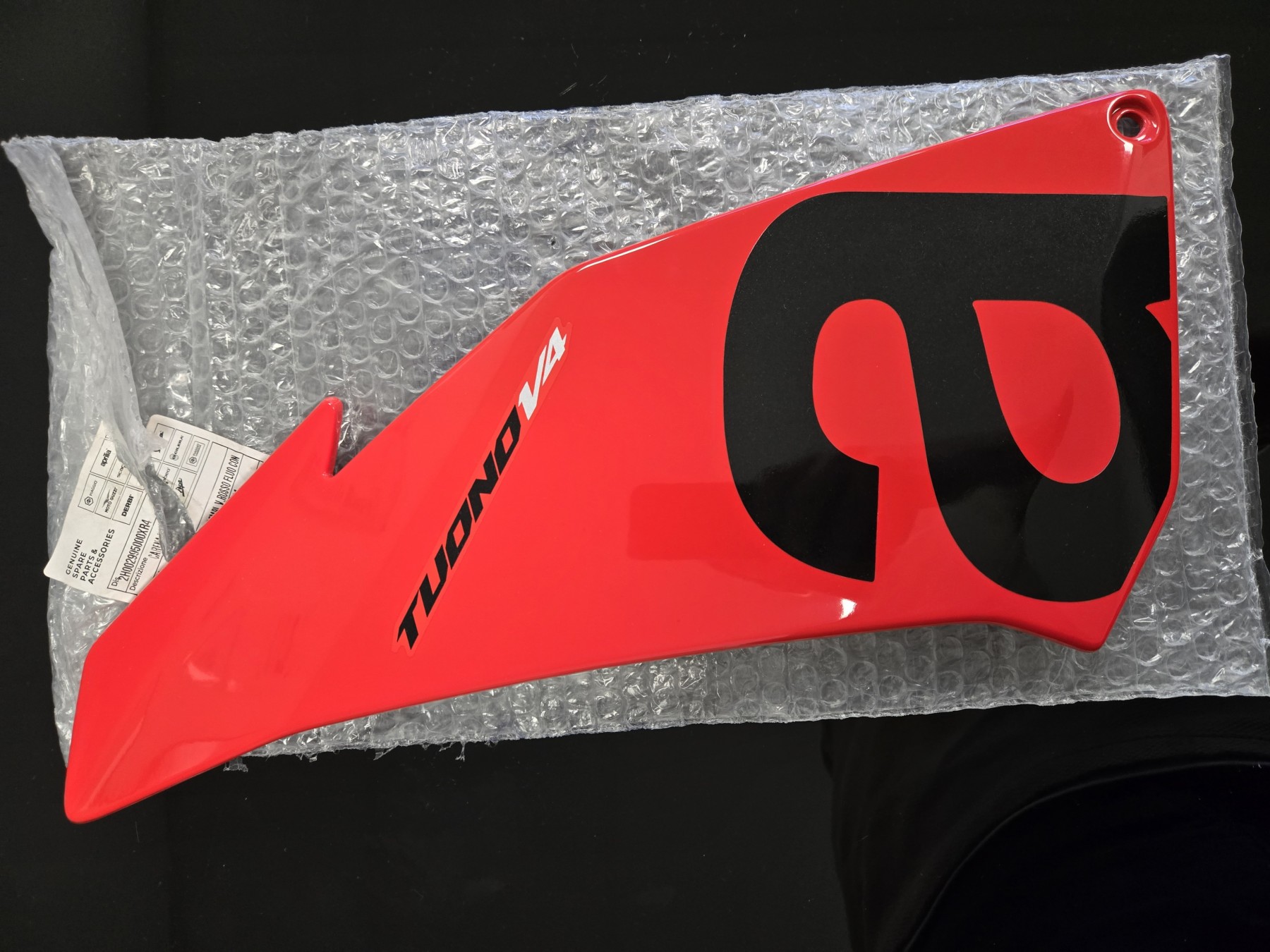 CARENAGE LATERAL GAUCHE ROUGE ORIGINE APRILIA 1100 TUONO 2017/2020 (2H002995000XR4)