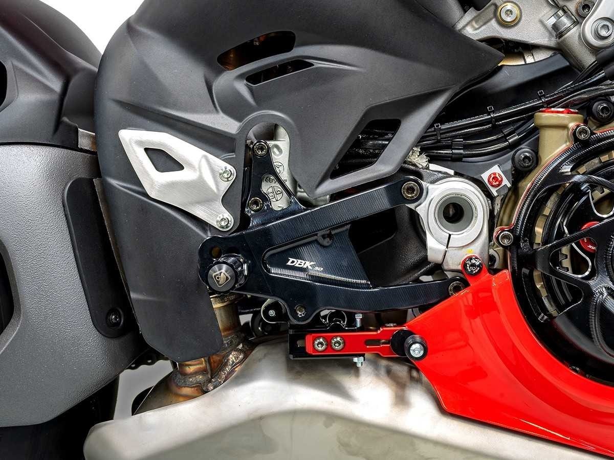 Commandes reculées réglables DBK Ducati Panigale V4, V4s 2025 (PRV402)